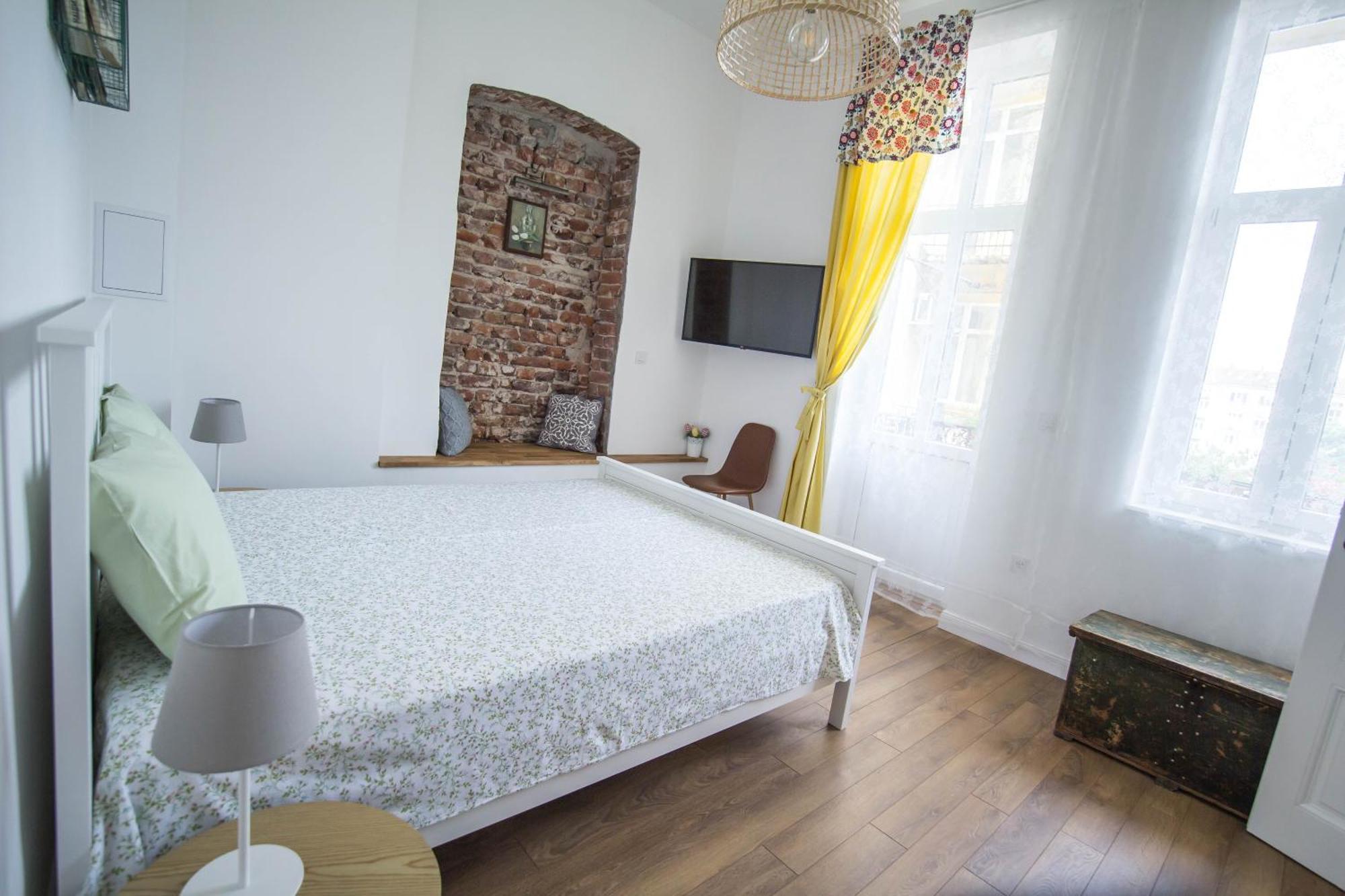 Апартамент Lion's Bridge Boutique 2bdrm Apt, Center Gem София