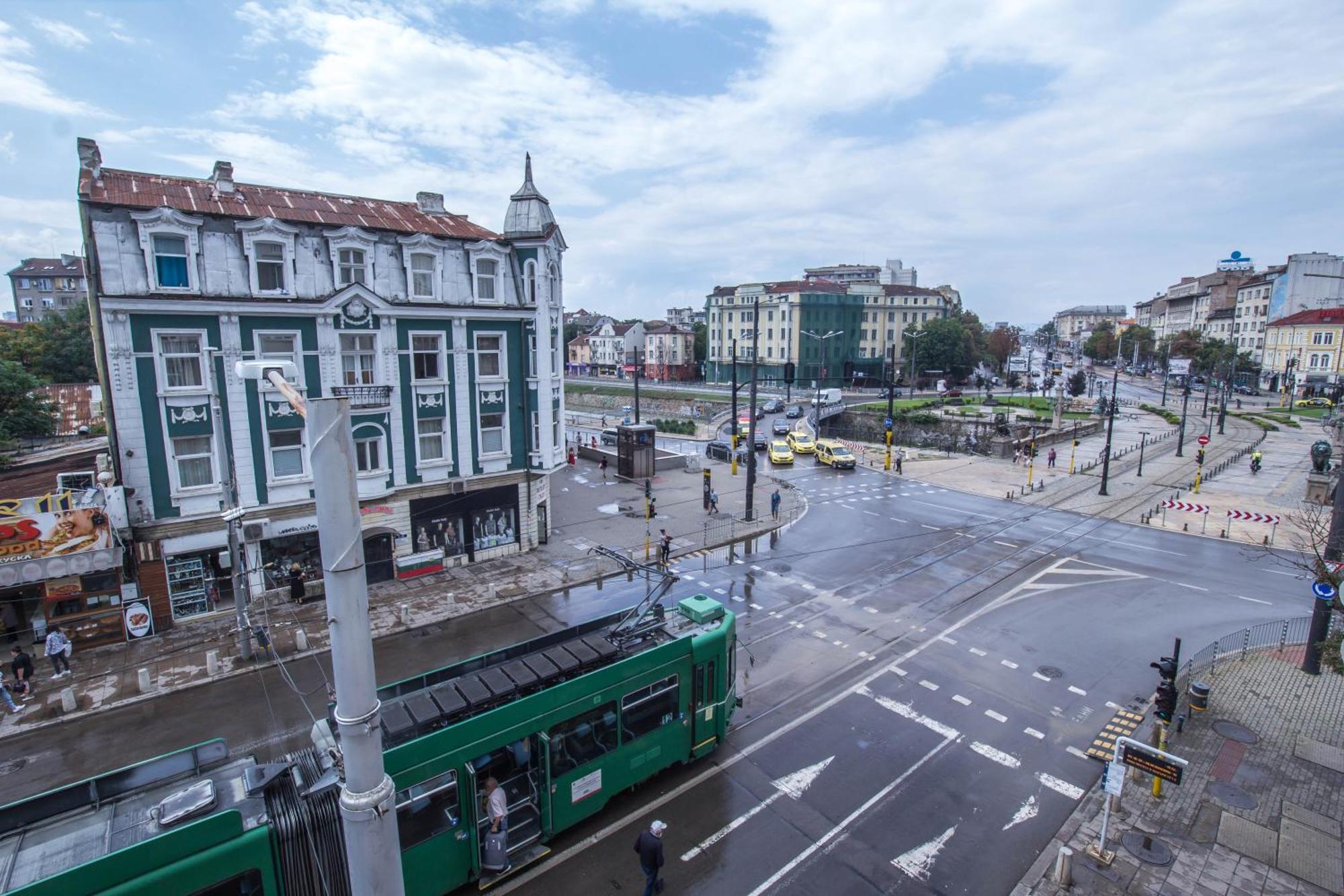 Апартамент Lion's Bridge Boutique 2bdrm Apt, Center Gem София