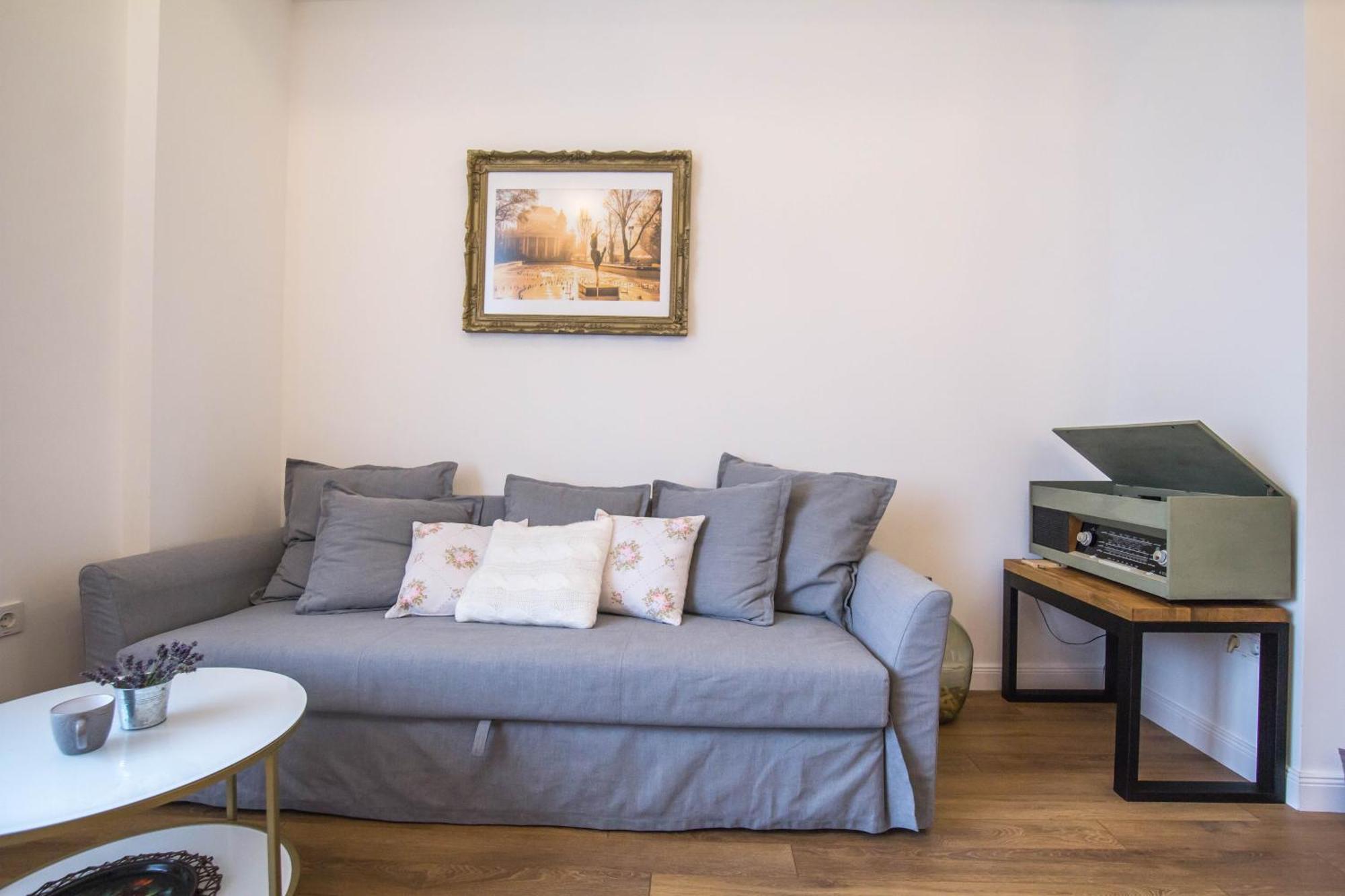 Lion's Bridge Boutique 2bdrm Apt, Center Gem Апартамент София